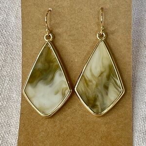 💐5/25 gold tone swirl acrylic Diamond shape teardrop modern statement earrings